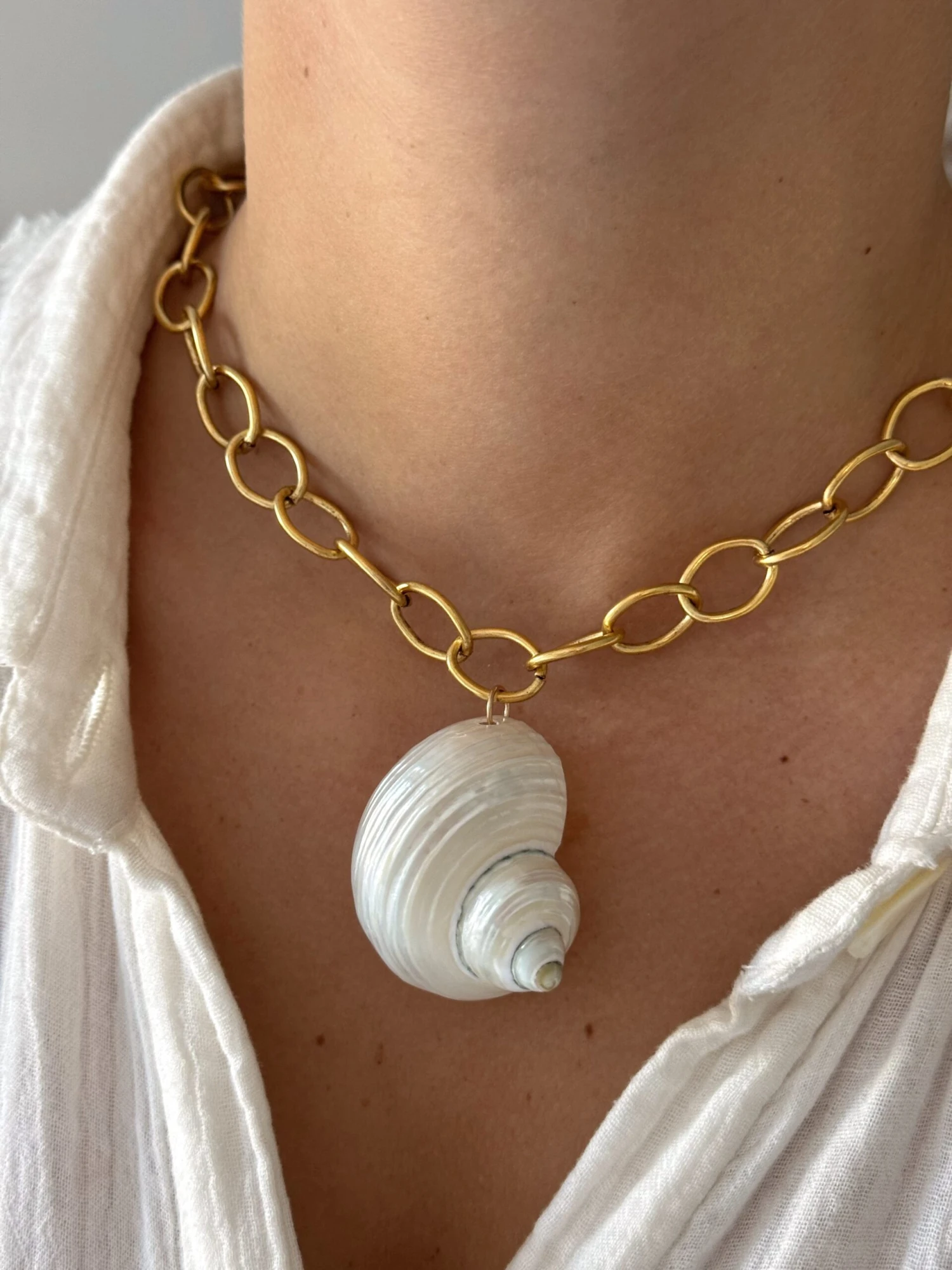 TURBO SHELL NECKLACE 3 TURBO SHELL NECKLACE