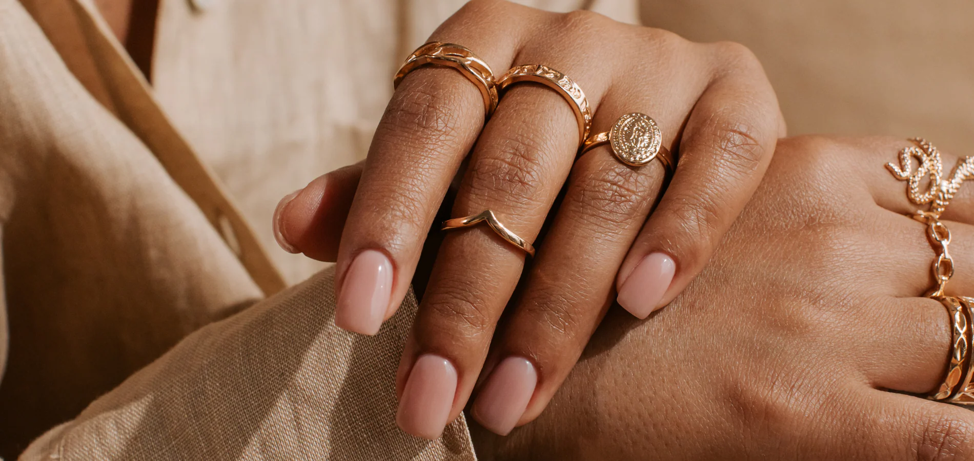 ALV Jewelry Shop 53 ALV Jewelry Shop -ALV Jewelry Shop mano con pulseras de plata